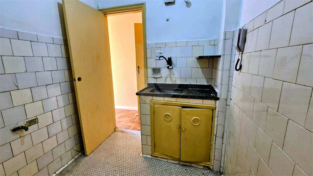 Wood or laminate floors in a 2-bedroom apartment, 58 m² — photo 2