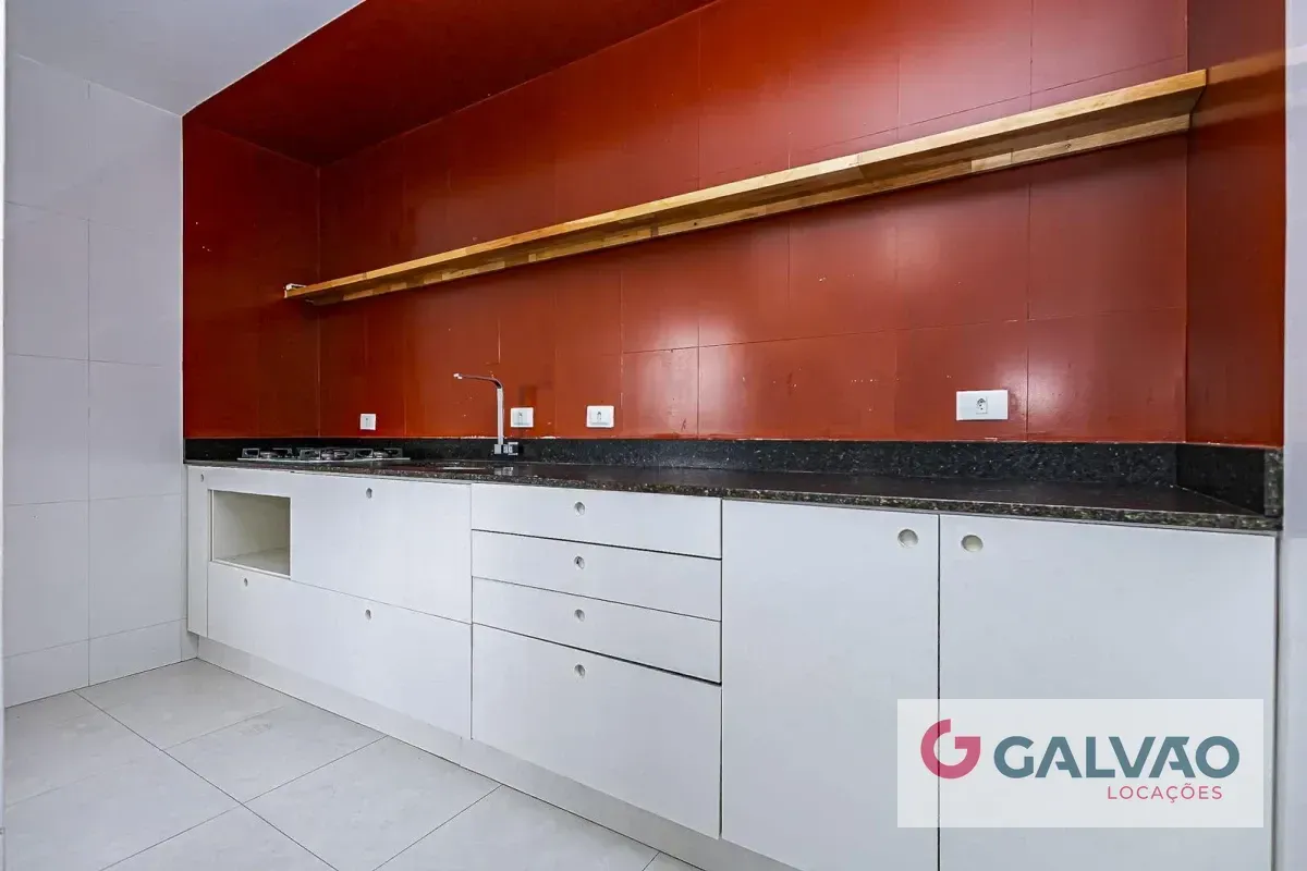 Wood or laminate floors in a one-bedroom apartment, 47 m² — photo 2