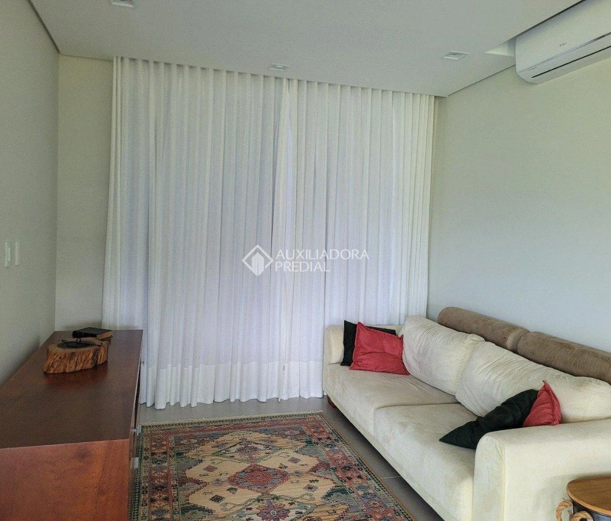 Floor-to-ceiling windows in a one-bedroom house, 158 m² — photo 7