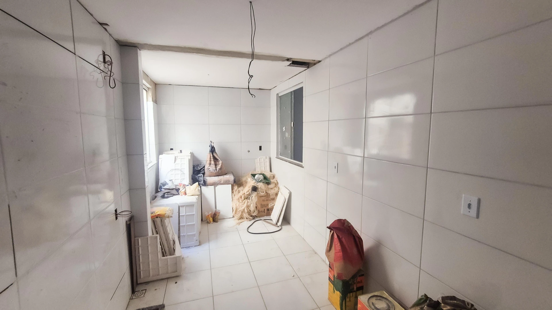 Apartamento com 2 quartos e box de vidro no banheiro — photo 8