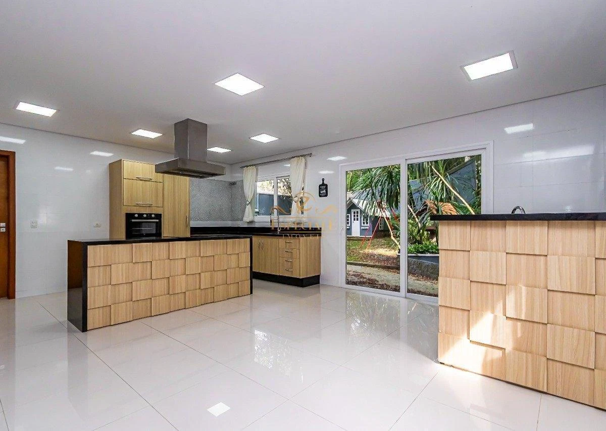 Ванна и 3 спальни: дом 295 м² — photo 2