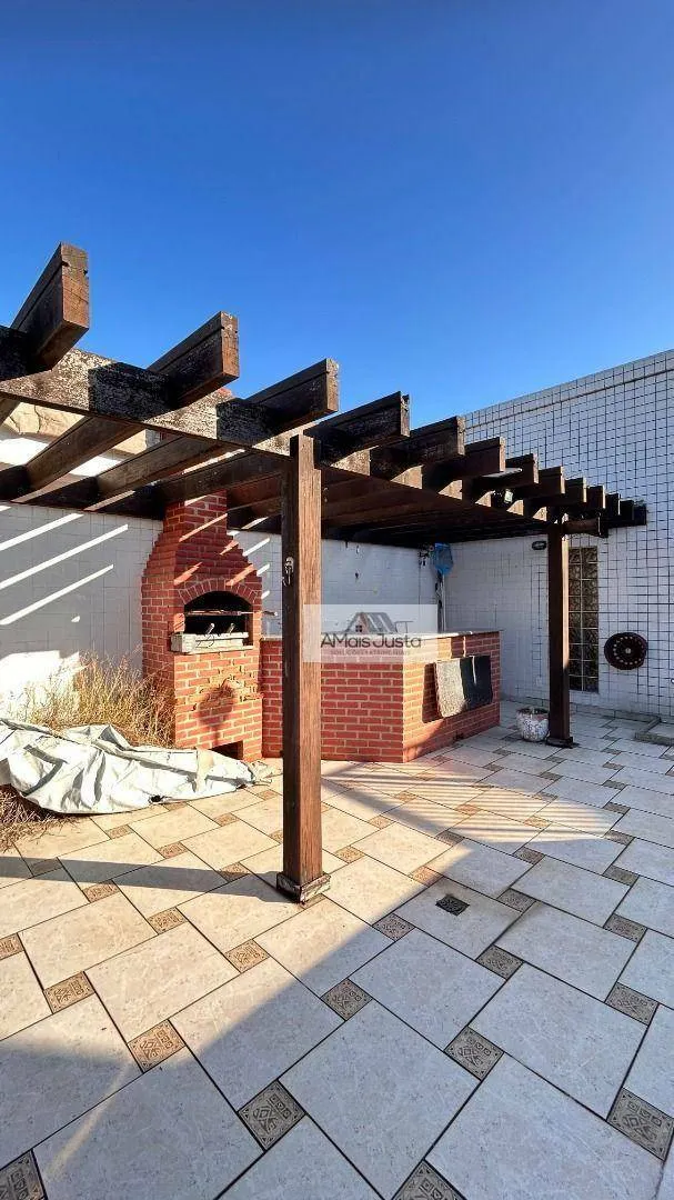 4-bedroom apartment in a building with a pool — photo 31