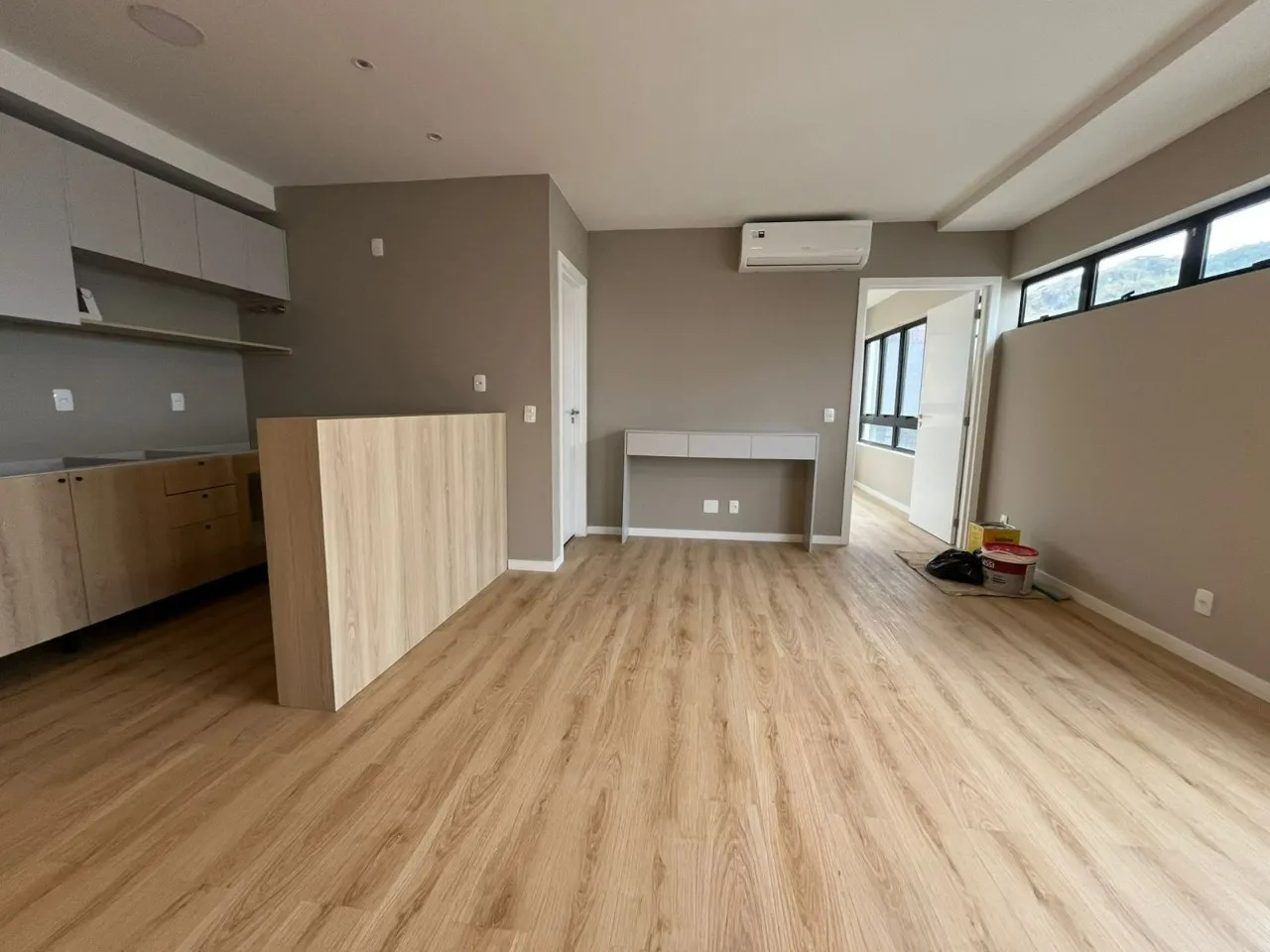 Apartamento de 1 dormitorio con cocina abierta y 58 m² — photo 18