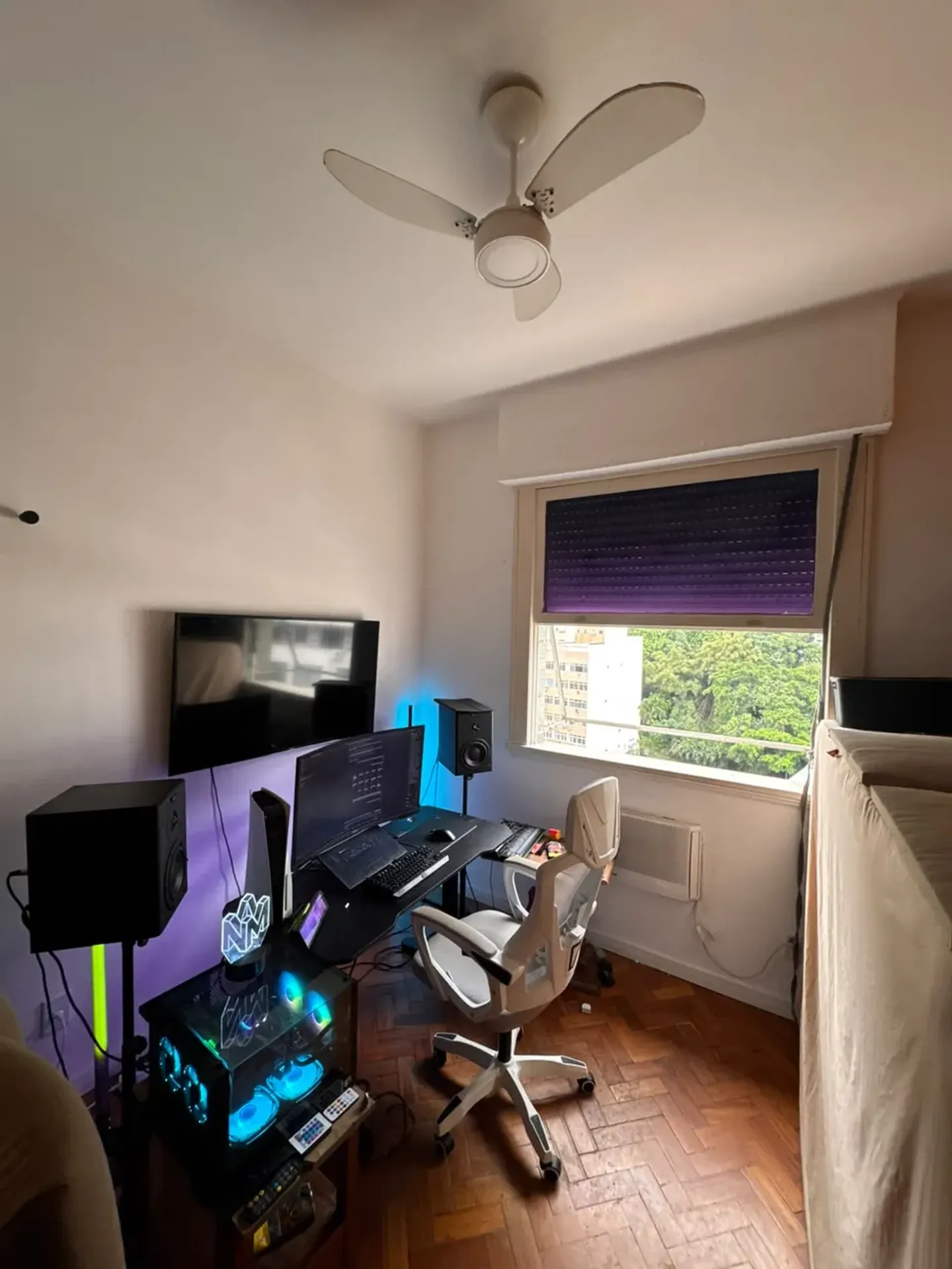 2-bedroom apartment with a mountain view — photo 15