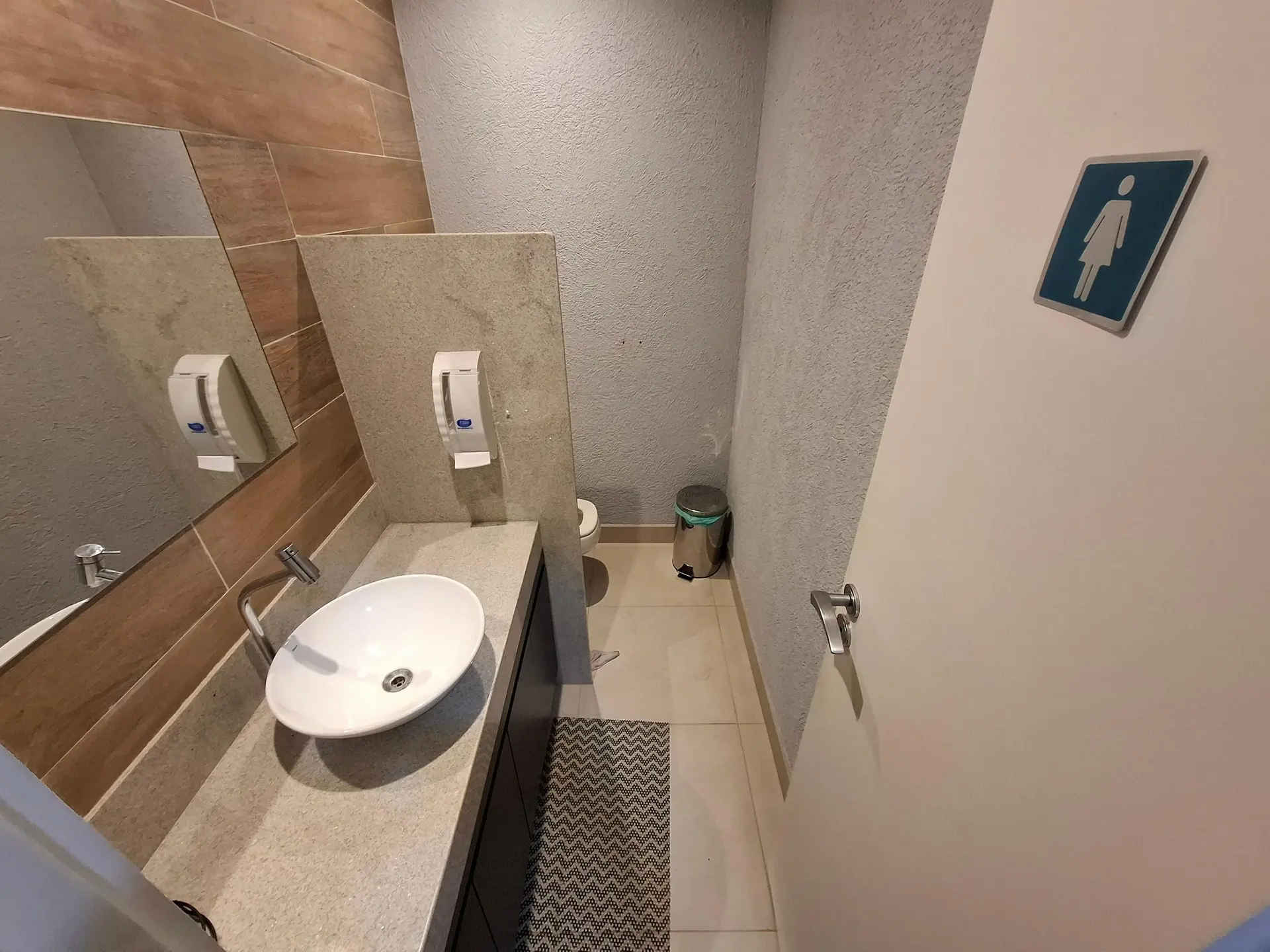 Furnished 2-bedroom apartment with 2 bathrooms — photo 16