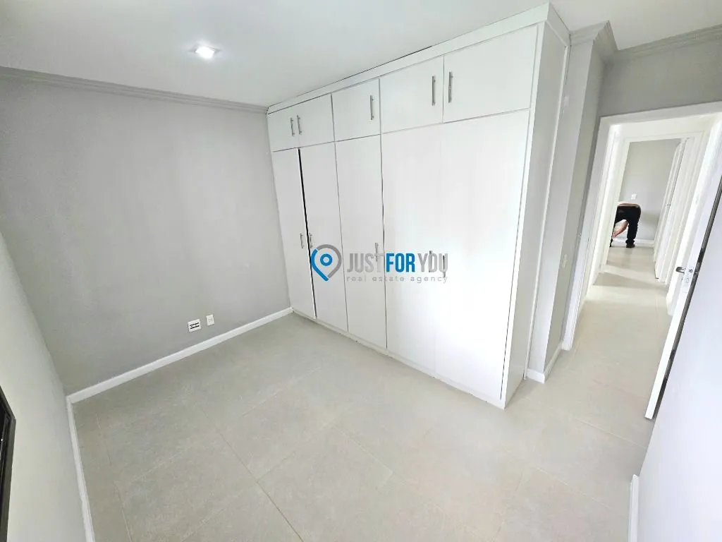 Walk-in closet in a 3-bedroom apartment, 128 m² — photo 14