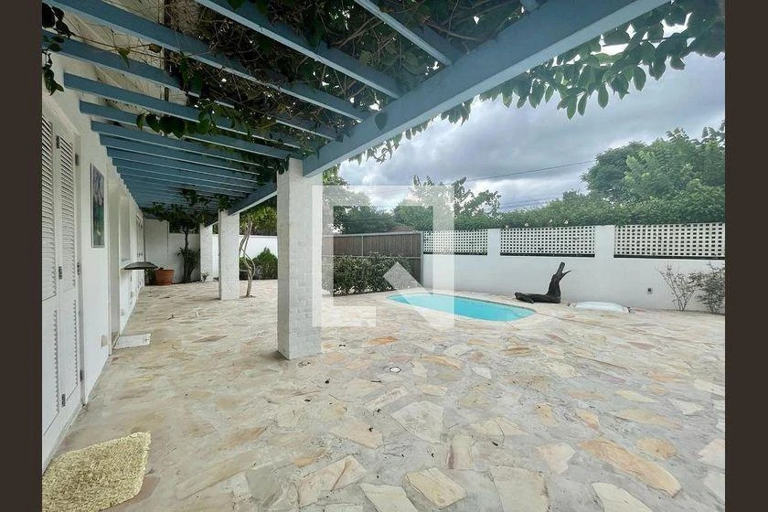 Balcony with a grill in a 3-bedroom house, 220 m² — photo 3