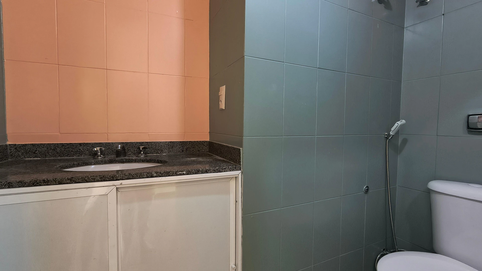 Apartamento com 3 suítes e 5 banheiros, com 2 vagas