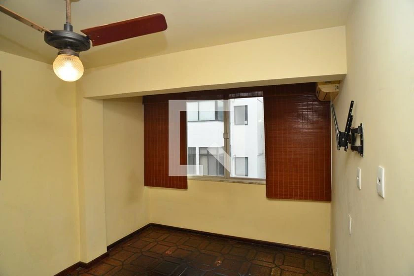 4-bedroom apartment with wood or laminate floors — photo 14