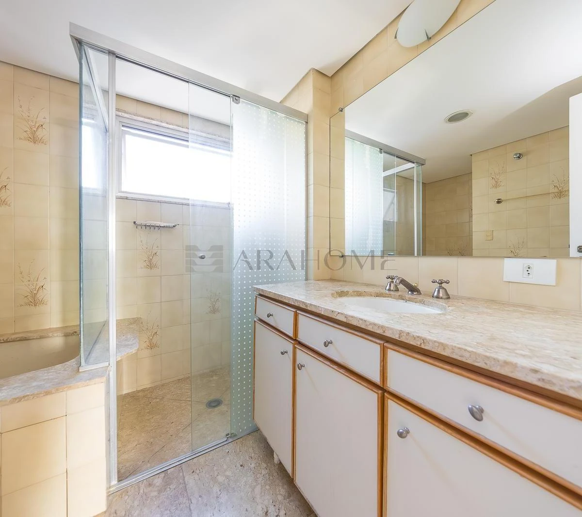 4-bedroom apartment with a bathtub in Curitiba — photo 37