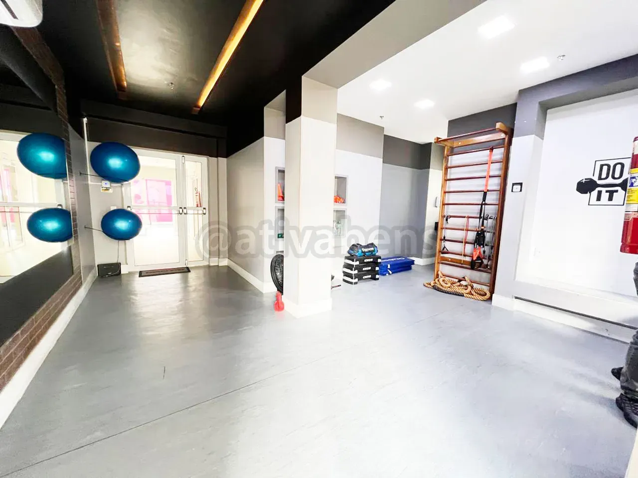 Furnished 1-bedroom apartment with 37 m² on the 19th floor — photo 25