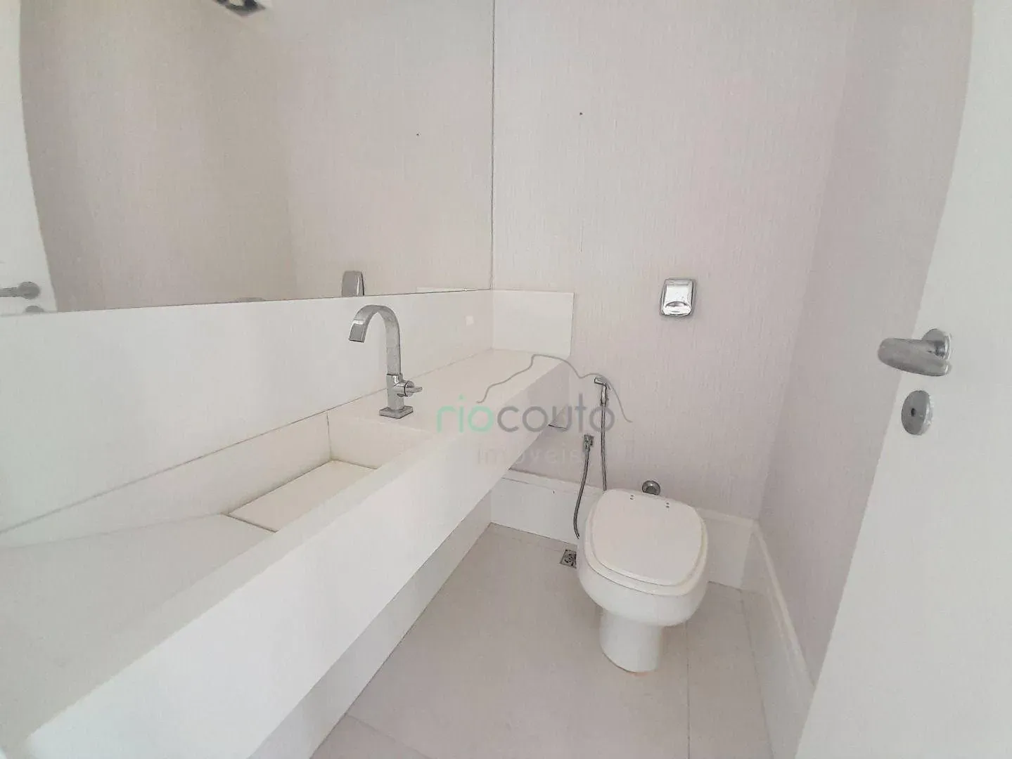 Apartment with 4 bedrooms and a balcony — photo 19