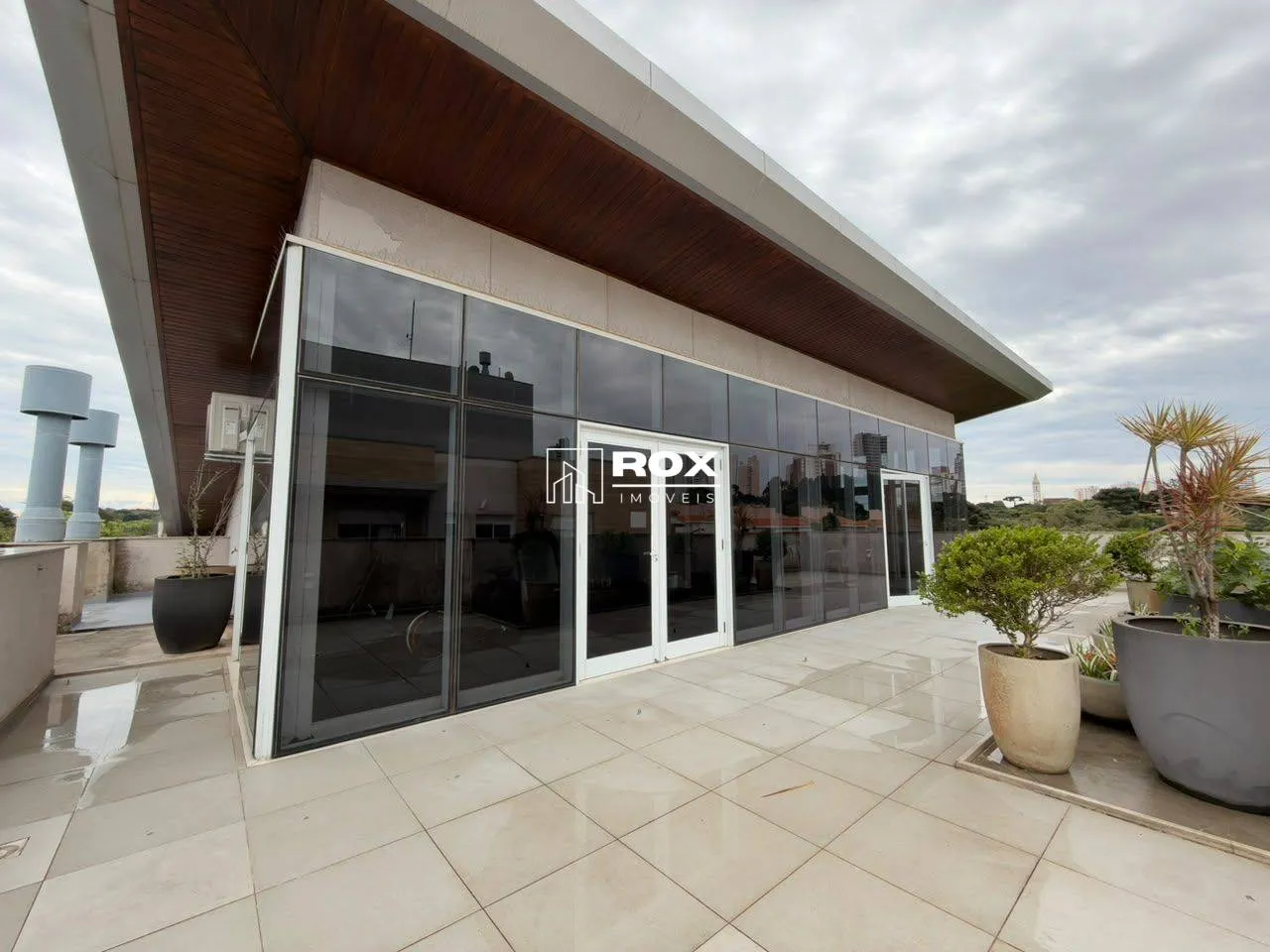 Glass-enclosed balcony in a 3-bedroom apartment, 105 m² — photo 24