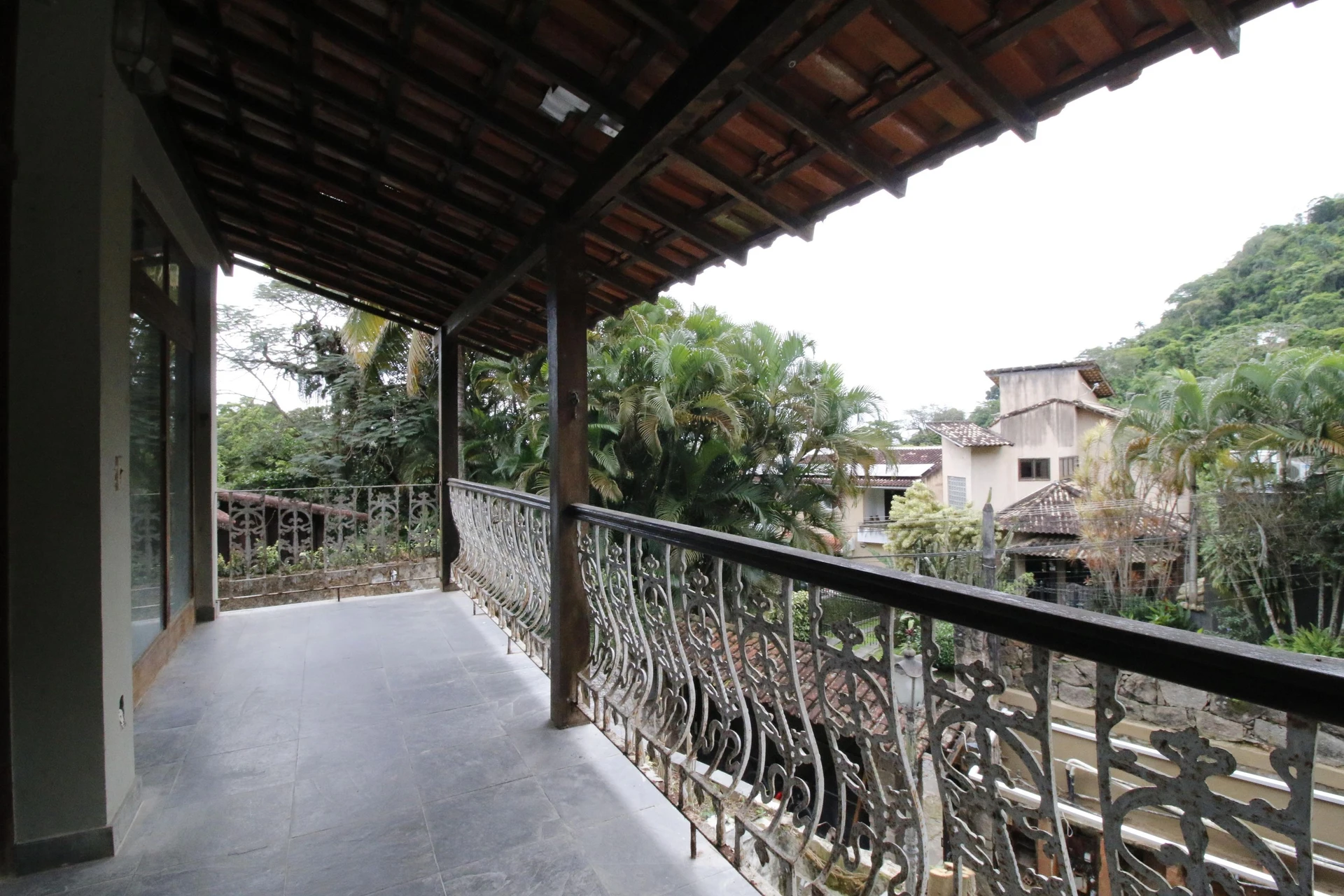 500 m² house with floor-to-ceiling windows and a bathtub — photo 15
