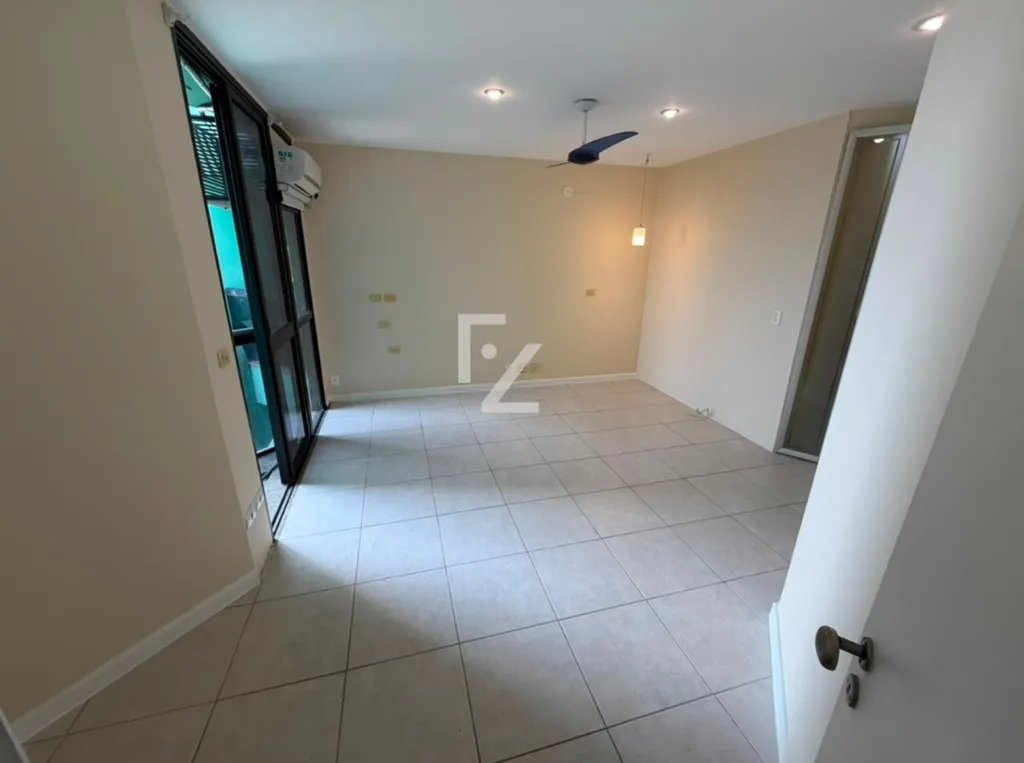 Duplex apartment on the 20th floor with city and water views — photo 36