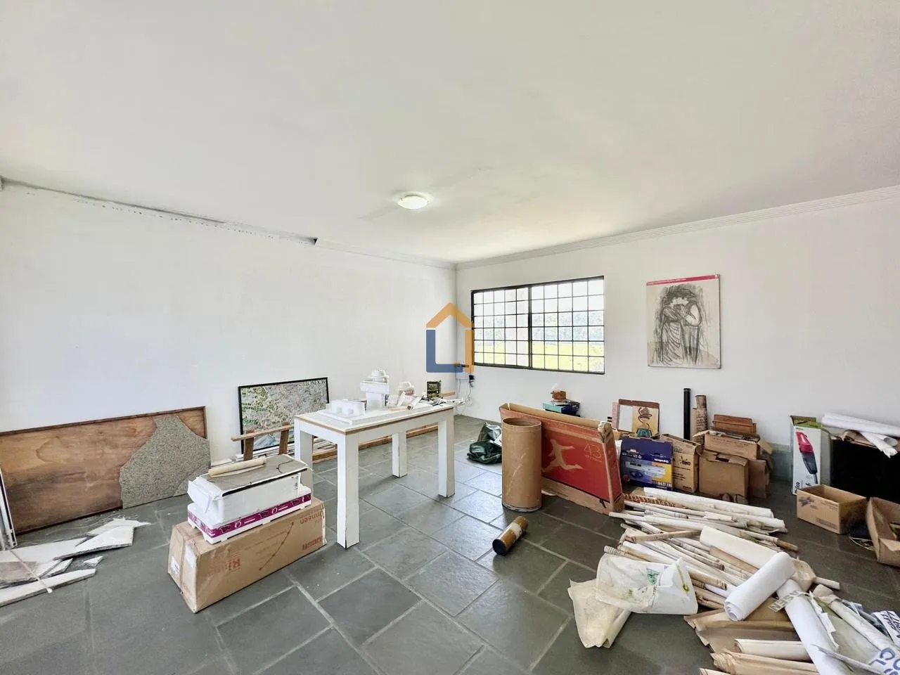 400 m² house with floor-to-ceiling windows and a fireplace — photo 32