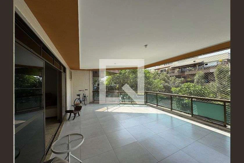 4-bedroom apartment with a balcony and 180 m² — photo 3