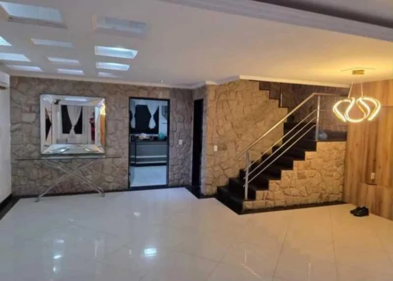 Balcony with a grill in a 4-bedroom house, 300 m² — photo 10