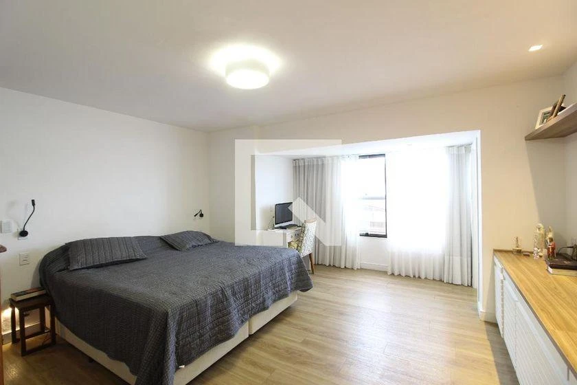 Furnished 4-bedroom apartment with 245 m² and glass balcony — photo 28