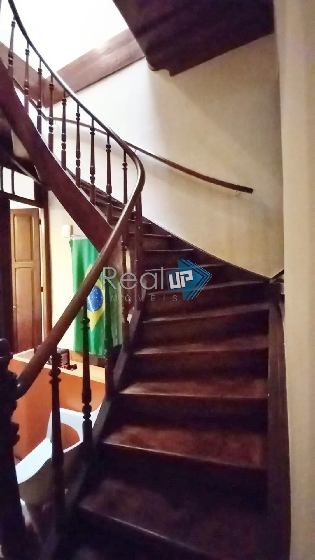 Colonial-style house with 3 bedrooms and a balcony — photo 59