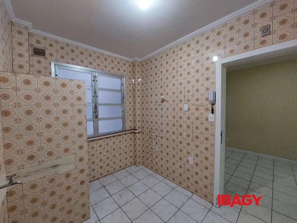 Apartamento de 1 dormitório com cozinha separada