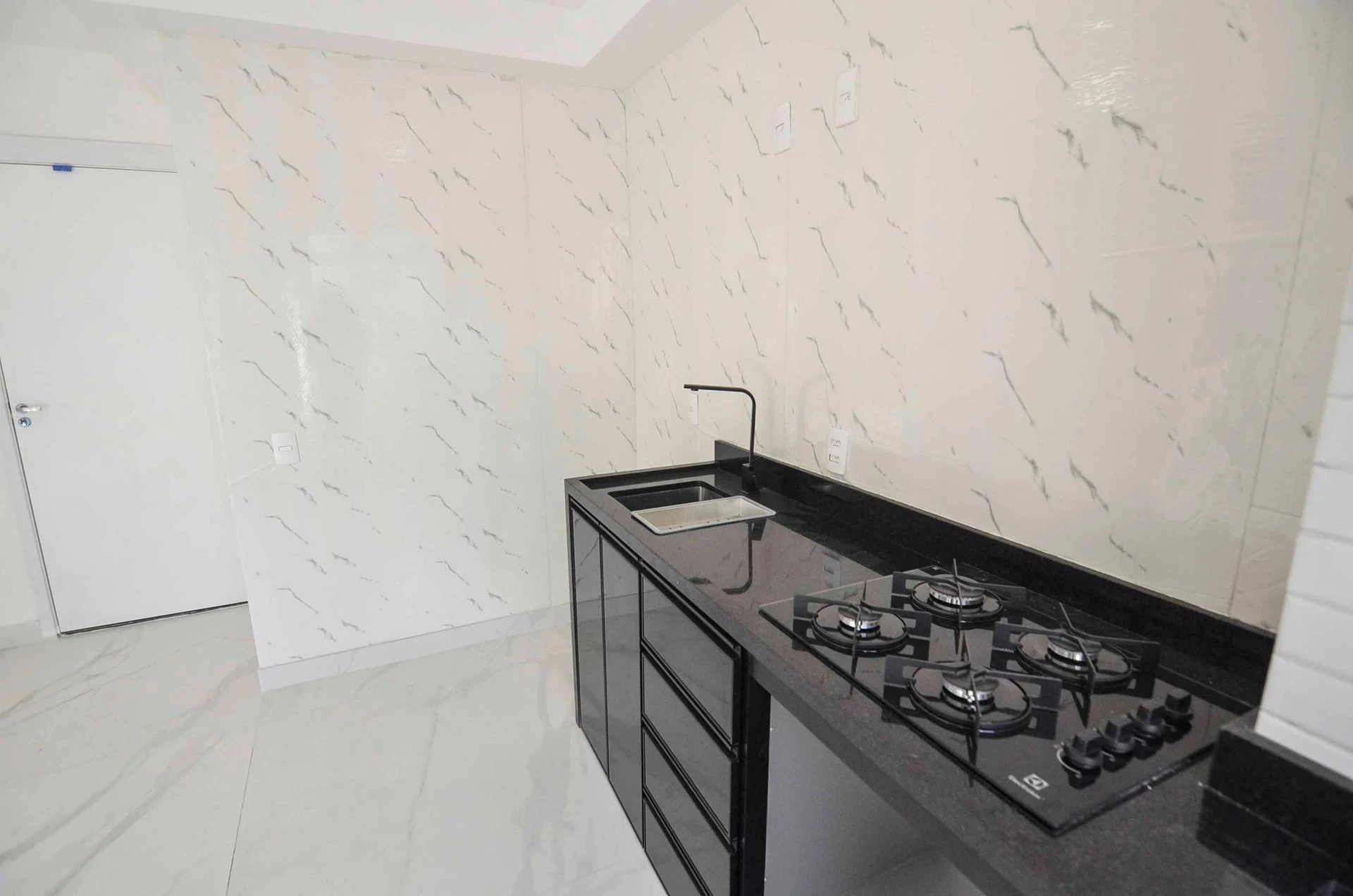 Apartamento de 2 quartos com varanda fechada de vidro — photo 49