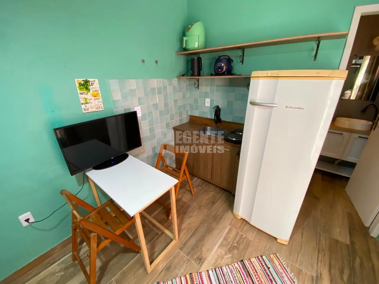 Kitnet amueblada de 18 m² con escritorio para trabajar — photo 6
