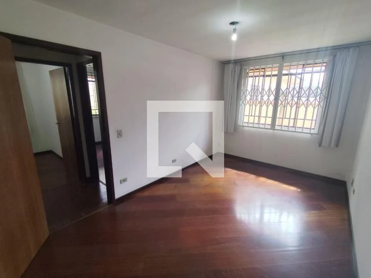 Casa con piso de madera o laminado en Curitiba — photo 17