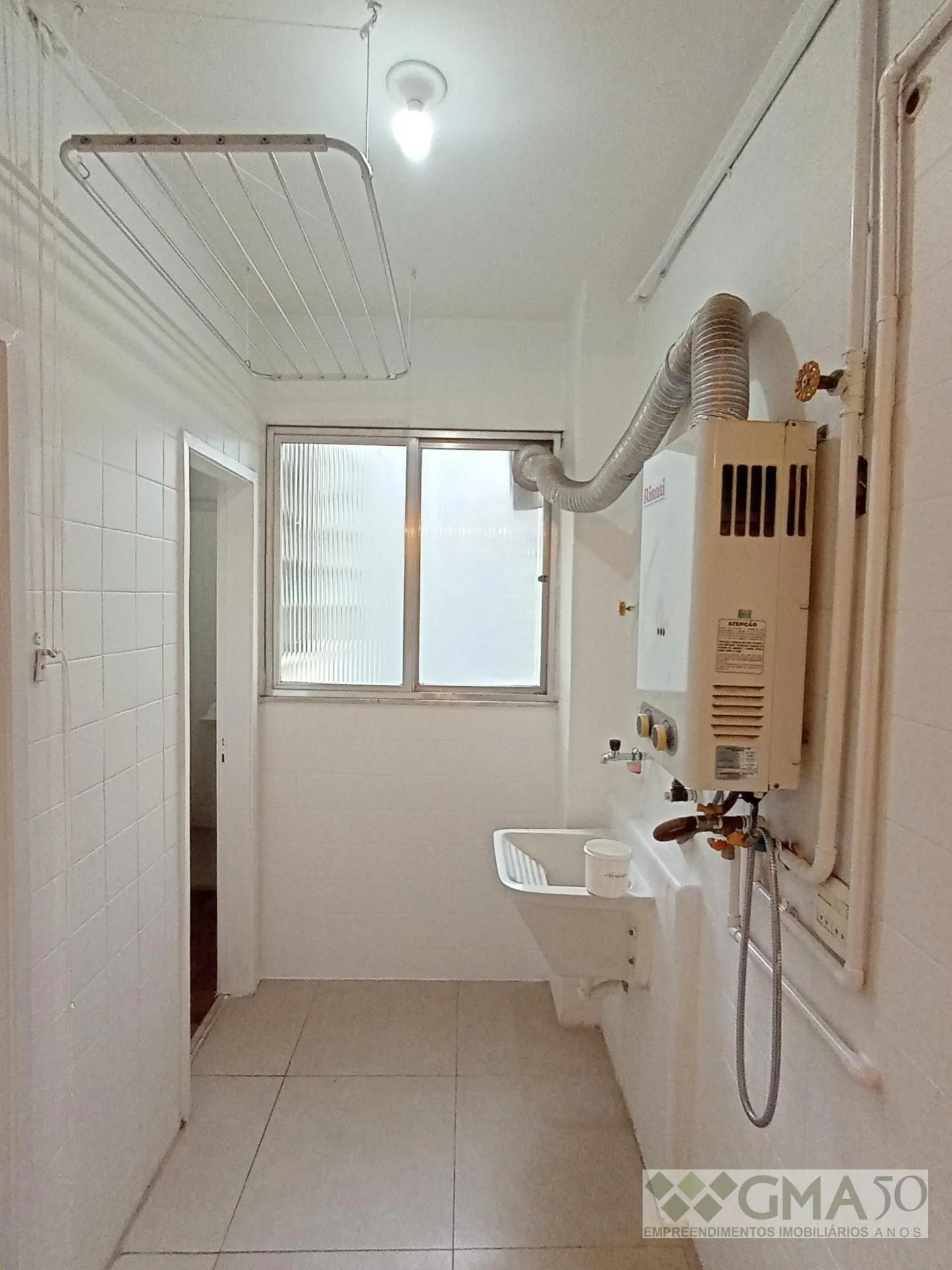 Wood or laminate floors in a 3-bedroom apartment, 92 m² — photo 14