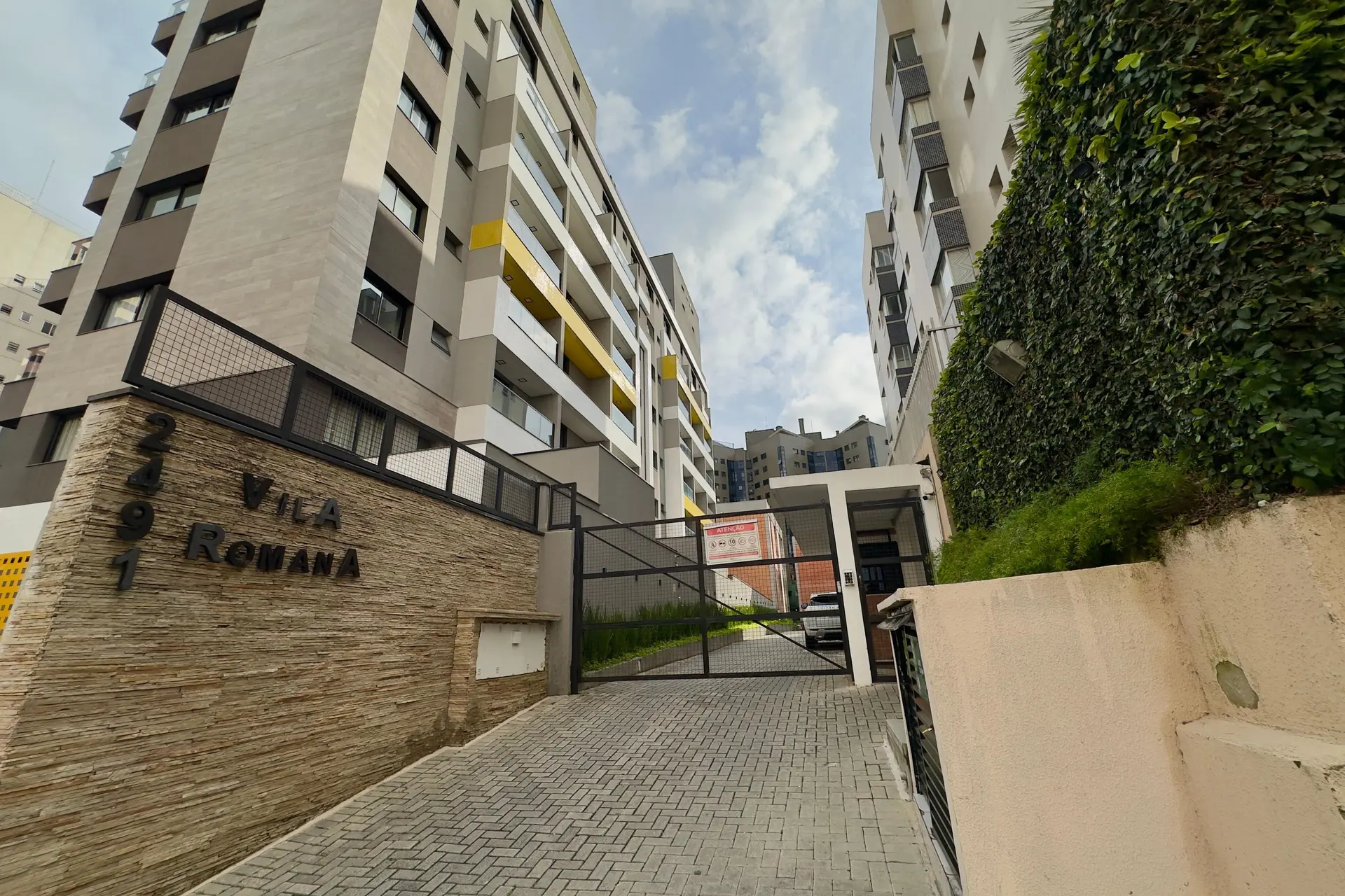 84 m² apartment with a home office and a bathtub — photo 36