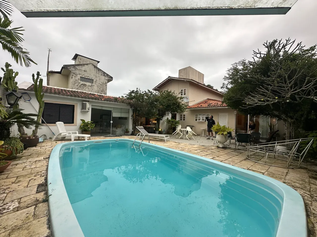 Casa de 320 m² com janelas do piso ao teto e lareira — photo 21