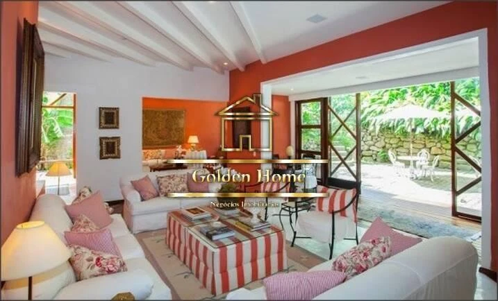 House with 6 bedrooms and 4 en-suites plus 10 parking