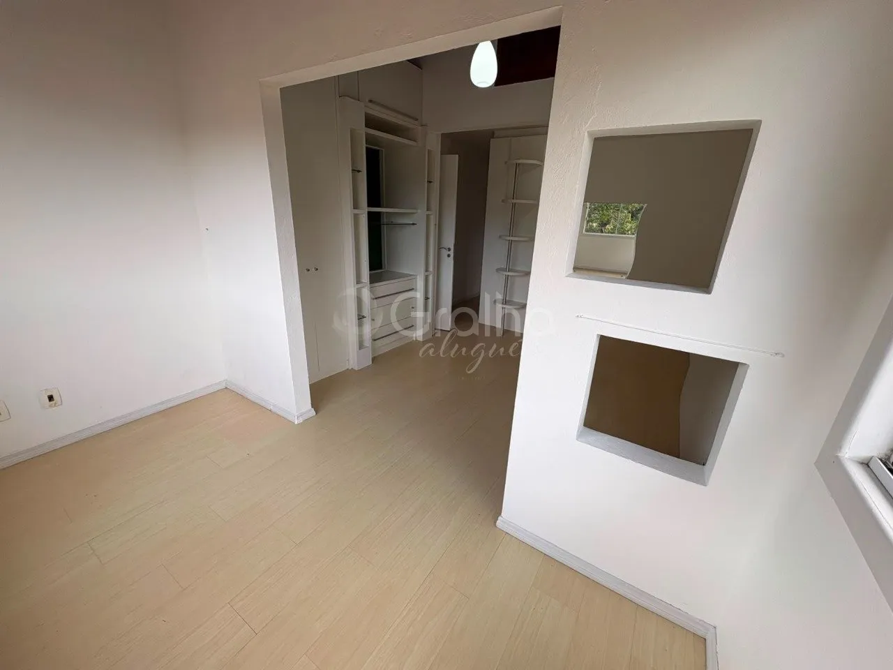 House with 3 en-suite bedrooms 435 m² and private garden — photo 12