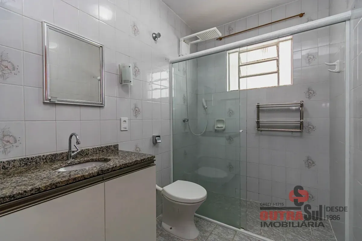 Casa, 215 m², com piso de madeira ou laminado — photo 23