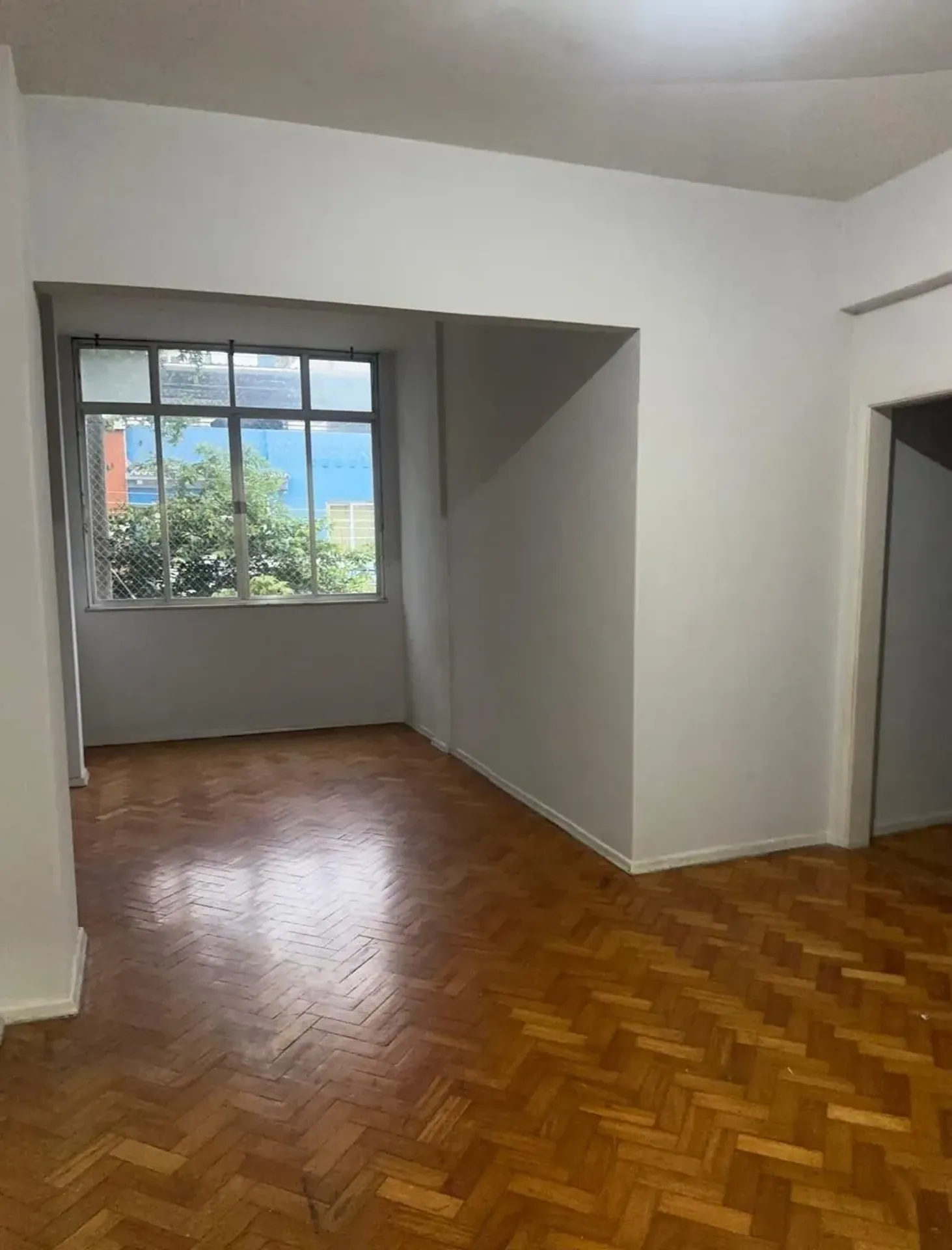 Apartment on the 2nd floor with wood or laminate floors — photo 4