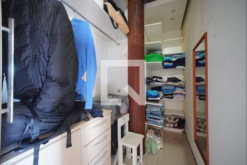 Walk-in closet in a 3-bedroom house, 225 m² — photo 18