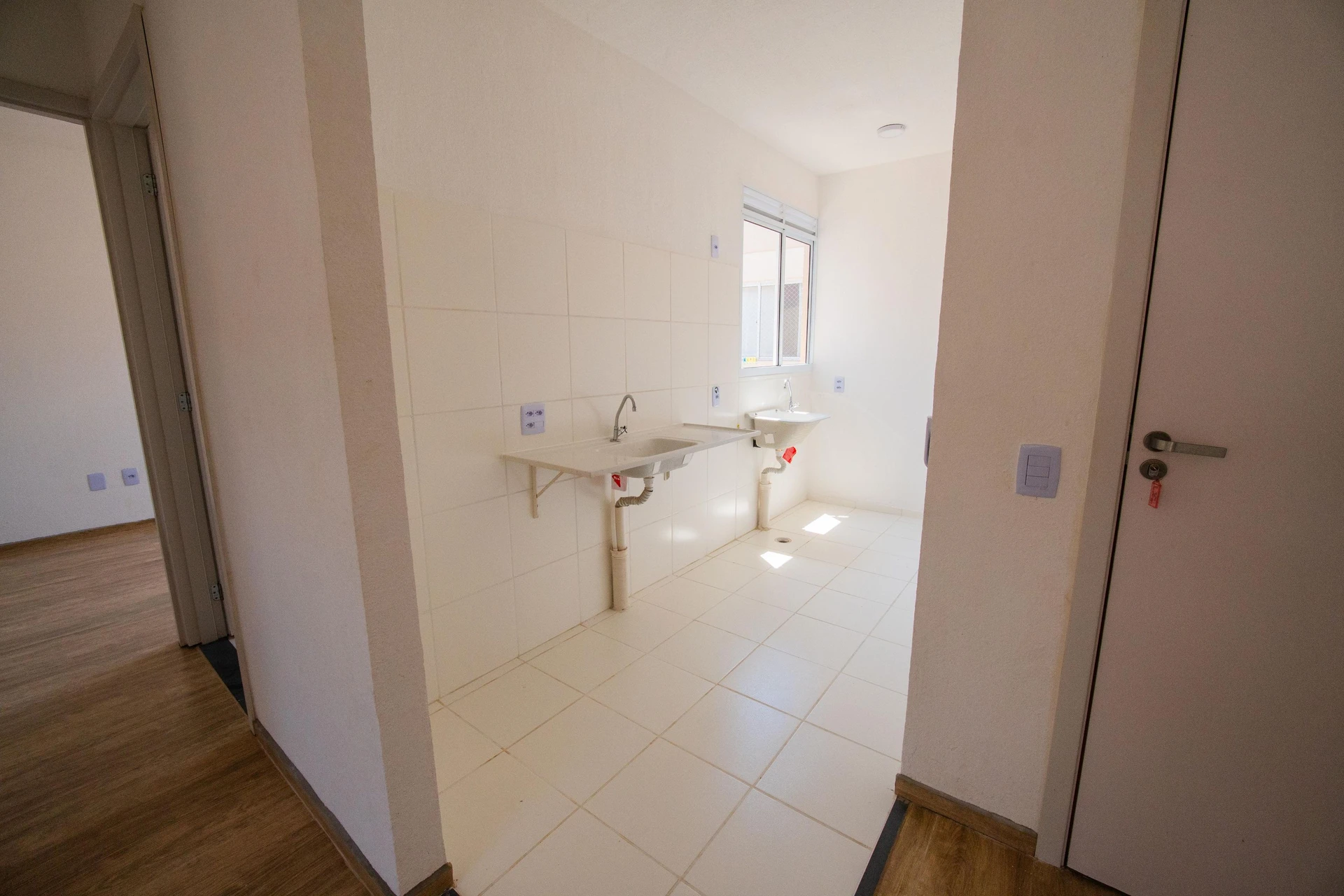 2-bedroom apartment with wood or laminate floors in Curitiba — photo 13