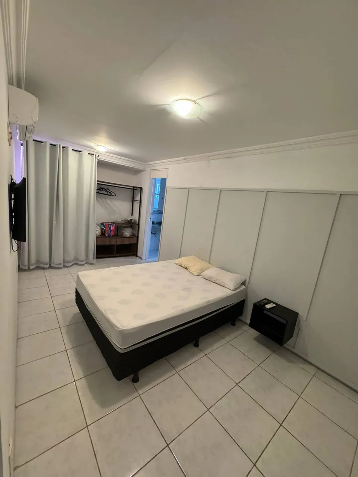 4-bedroom apartment in a building with a pool — photo 33