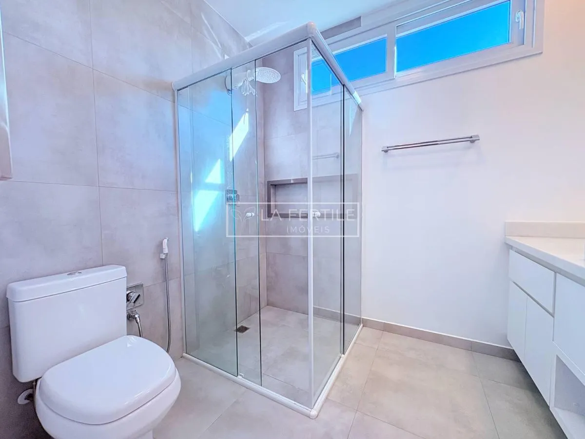 Будинок на 5 спалень із 2 ванними при кімнаті, 400 м² — photo 30