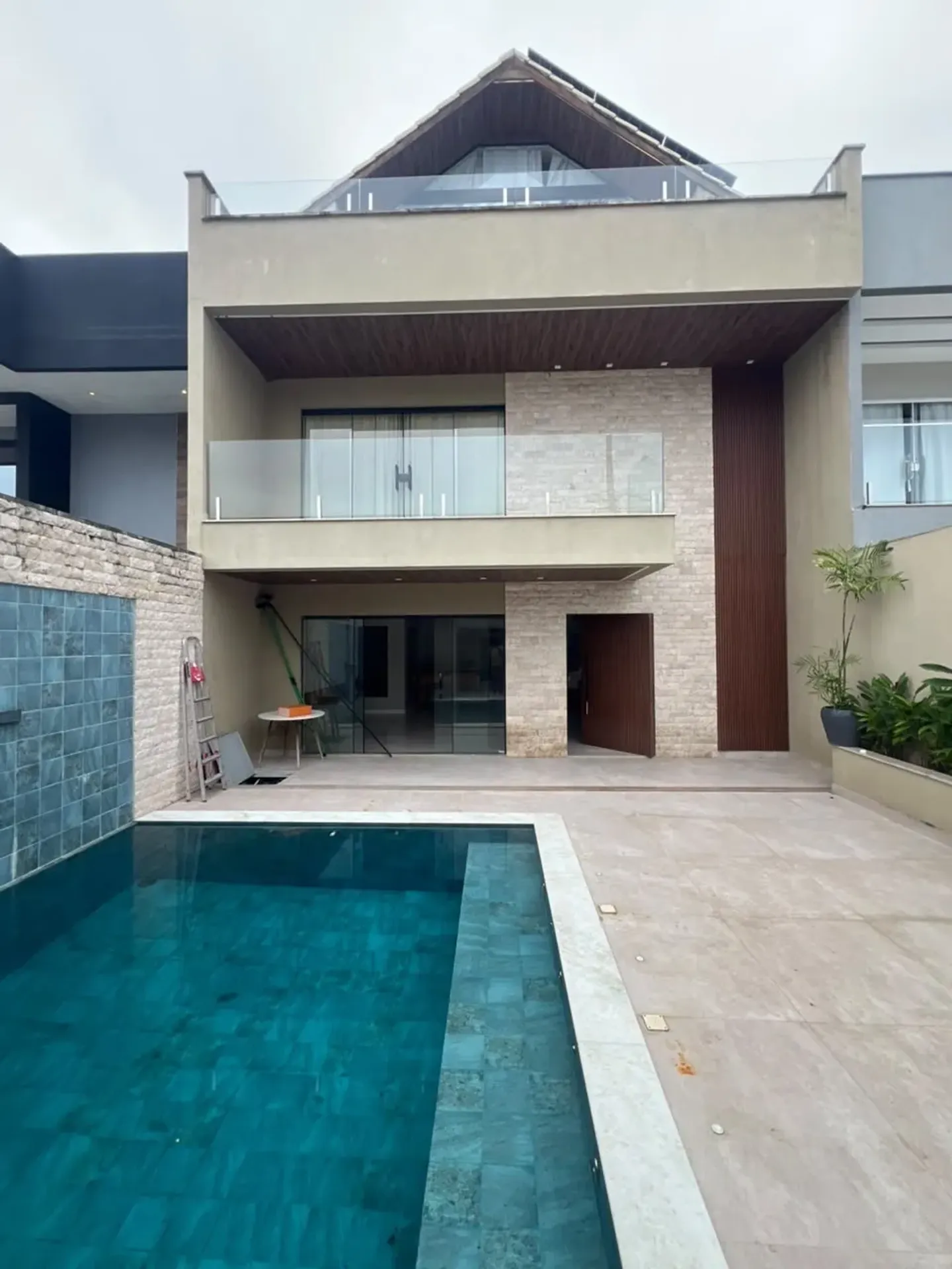 House, 240 m², with a glass-enclosed balcony — photo 8