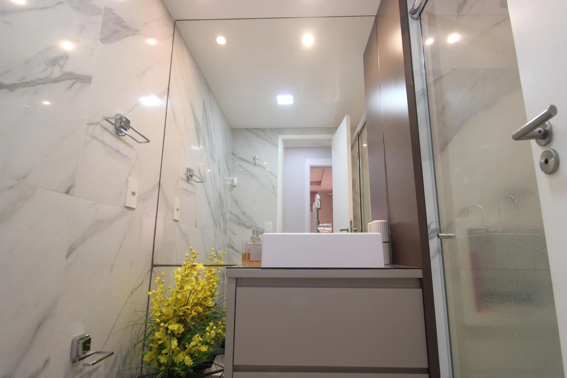 Furnished apartment, 72 m², with a glass-enclosed balcony — photo 47