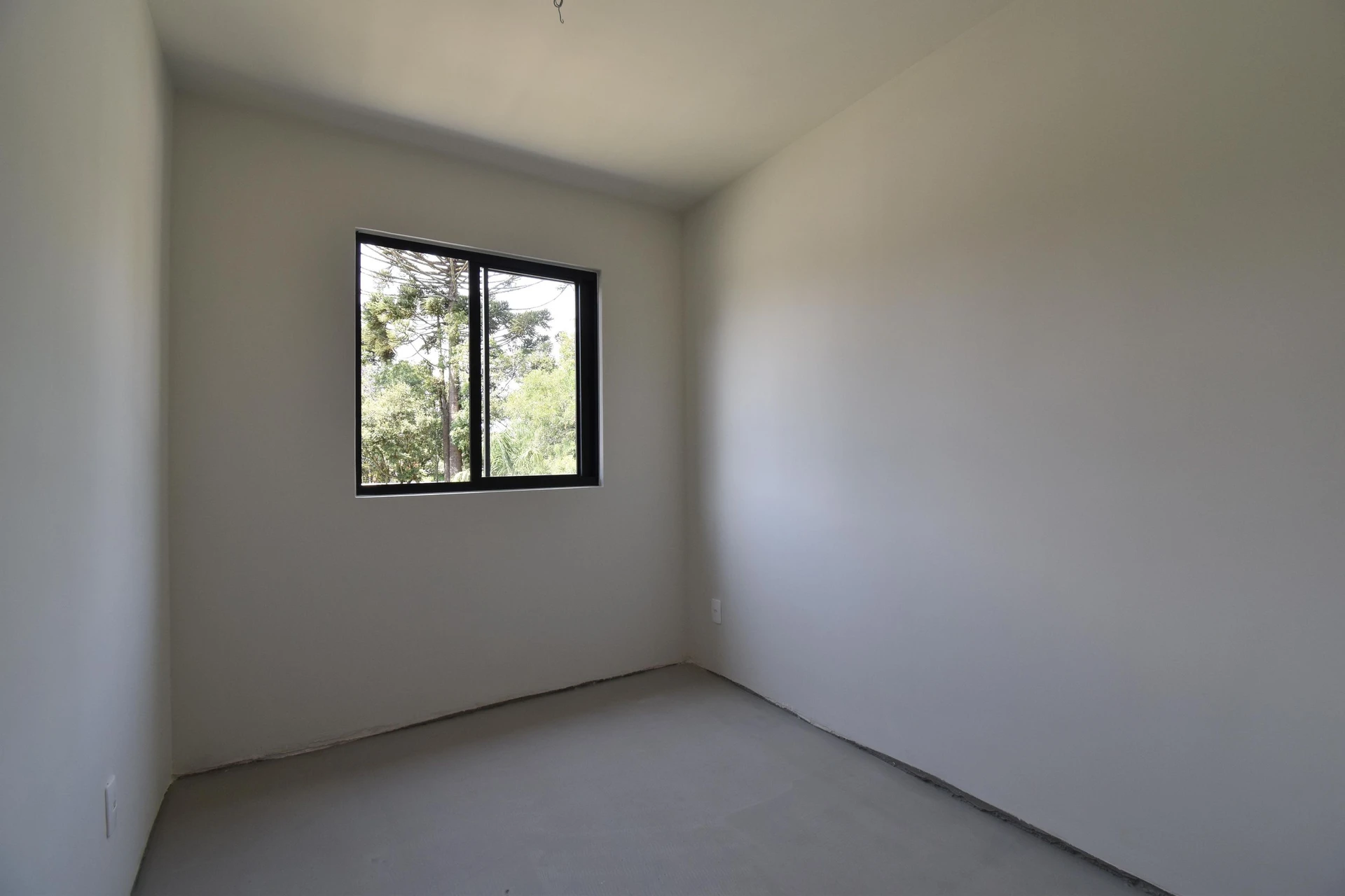 Balcony with a grill in a 2-bedroom apartment, 53 m² — photo 25
