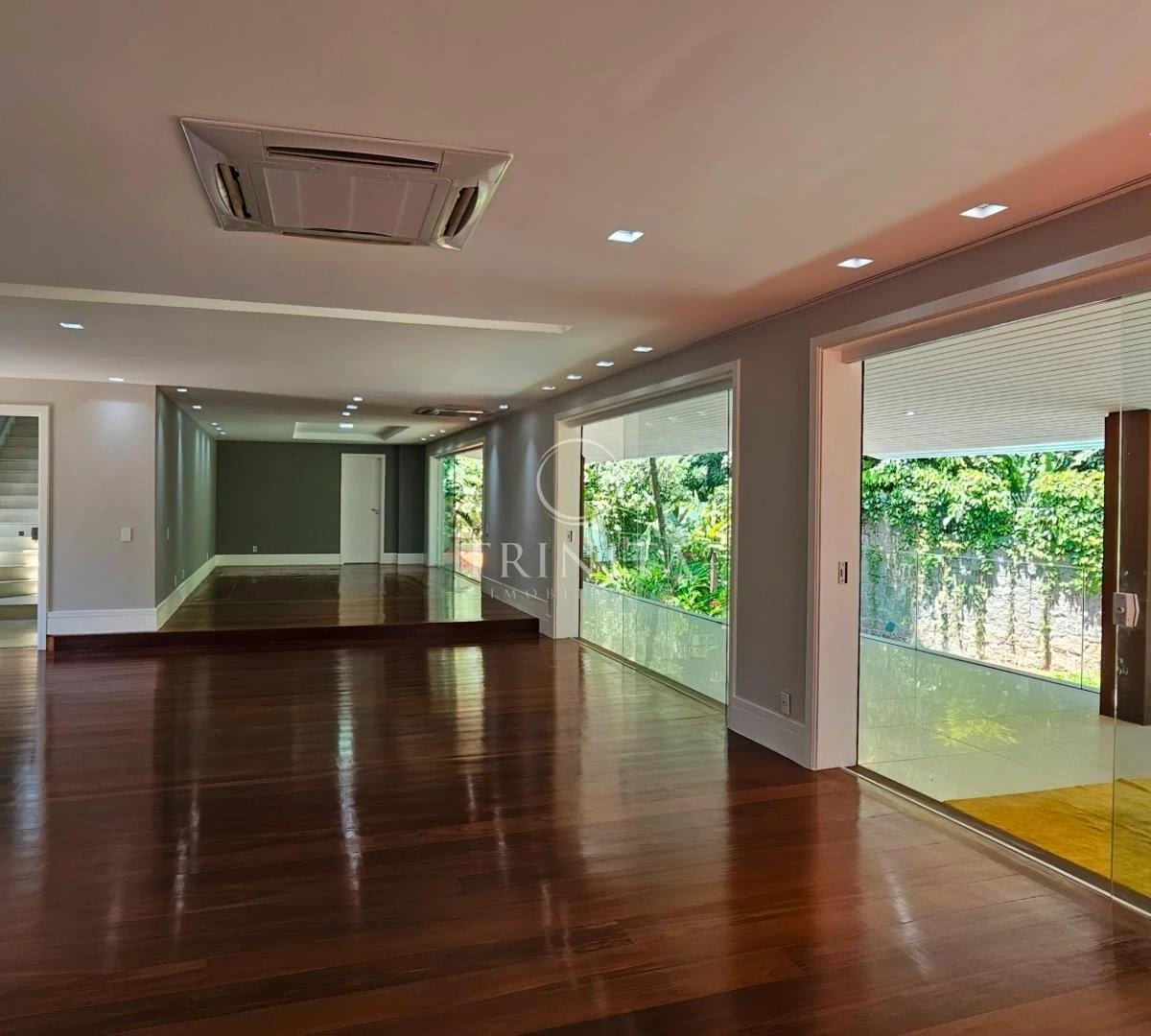 5-bedroom house with a bathtub in Rio de Janeiro — photo 8