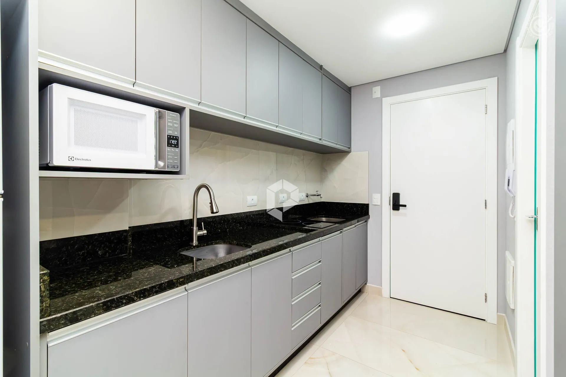 Furnished 1-bedroom apartment with open-plan kitchen — photo 17