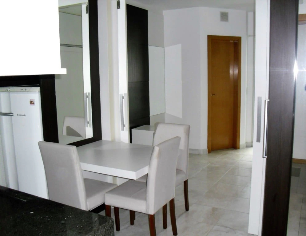 Студия 37 м² с панорамными окнами и застеклённым балконом — photo 19