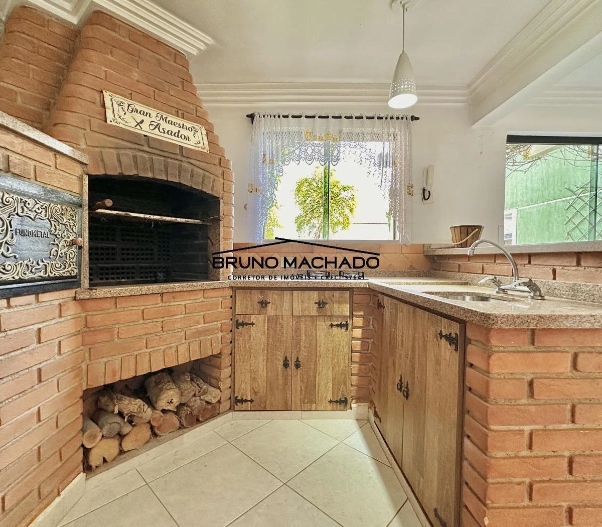 3-bedroom house with a walk-in closet in Curitiba — photo 44