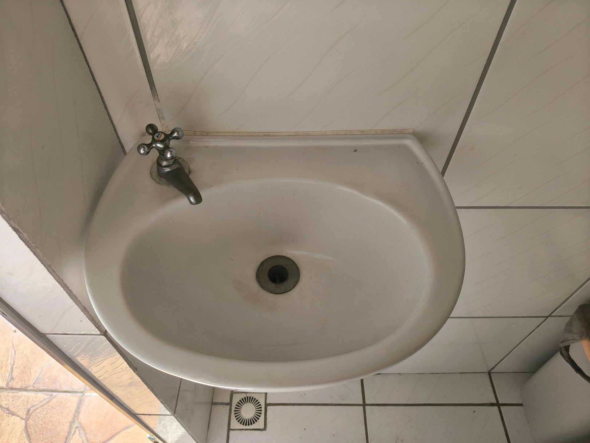 Casa sem mobília com 1 quarto e varanda com pia — photo 22