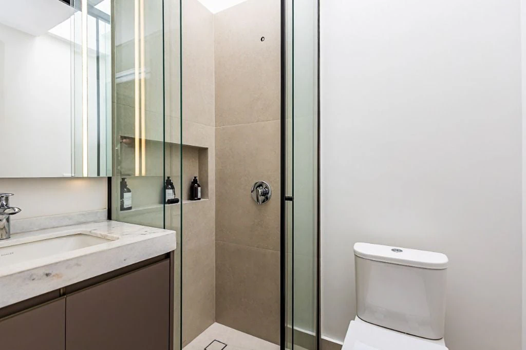 Floor-to-ceiling windows in a 3-bedroom house, 137 m² — photo 13