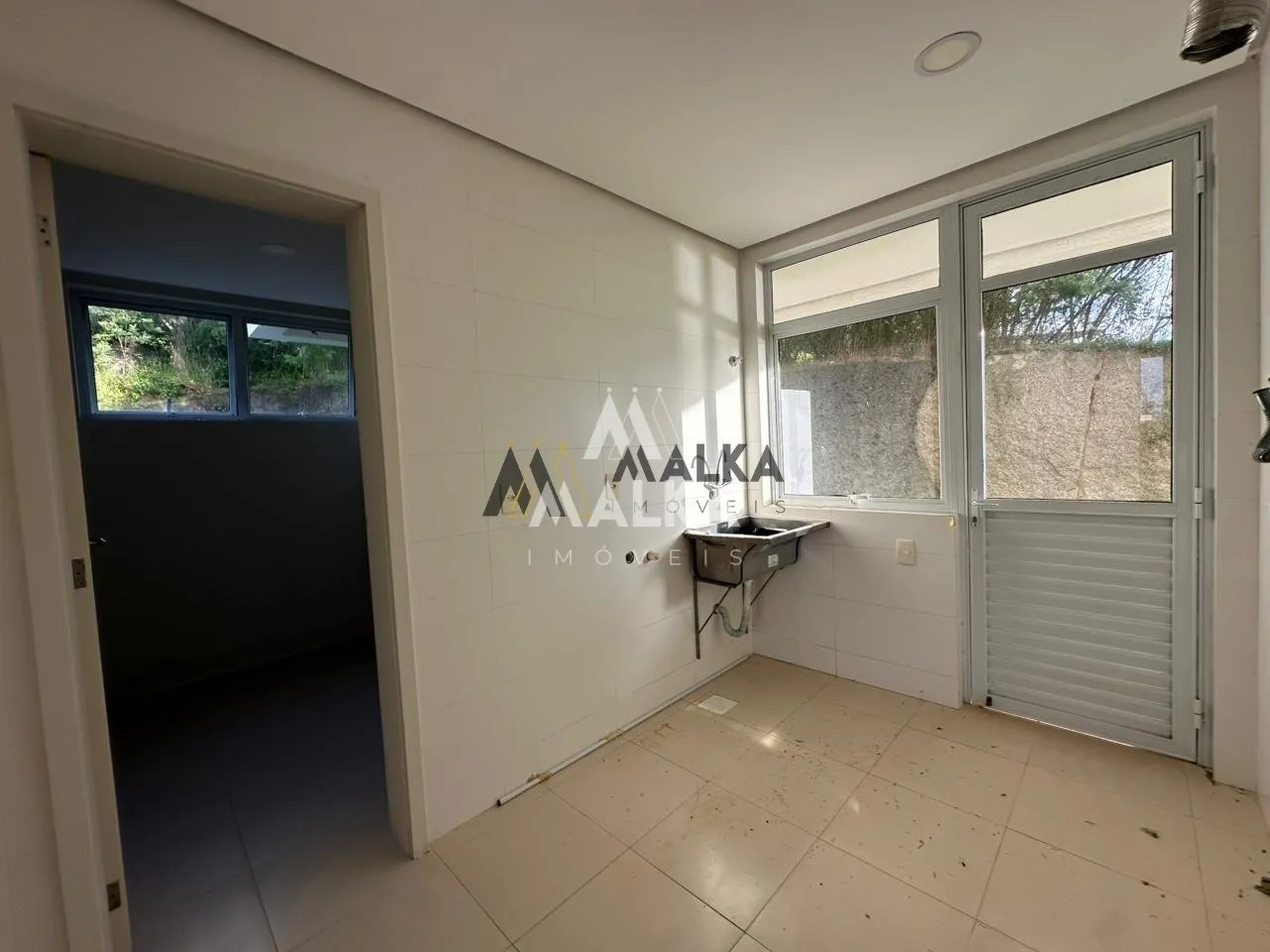 461 m² house with 3 en-suite bedrooms and private garden — photo 49
