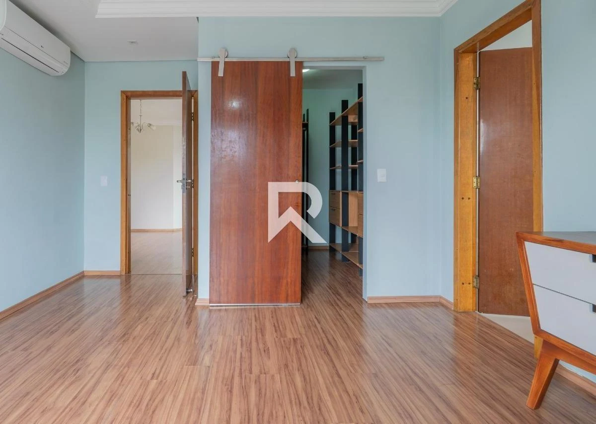 250 m² house with a walk-in closet and a bathtub — photo 19